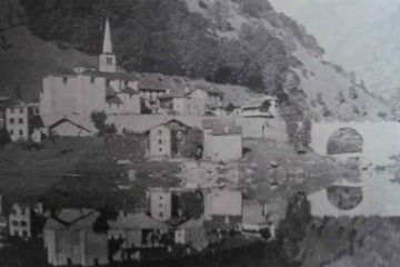 Il nuovo lago che costeggia Rimasco e il nuovo ponte sul Sermenza che sovrasta il vecchio ponte romanico, l'antica e la nuova porta verso la val d'Egua