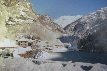 veduta invernale del lago e del paese dalla diga